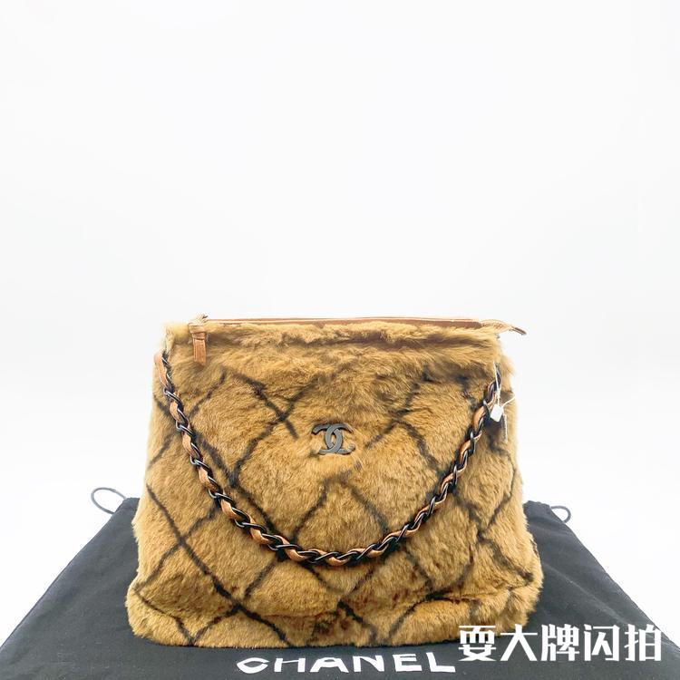 Chanel香奈儿 棕色格子毛绒Vintage链条包腋下包 Chanel 香奈儿Vintage毛绒棕色链条包腋下包，包包手感很舒服，随手一拎妥妥的凹造型，轻松驾驭各种风格的衣服，镭射7开，现货好价带走，尺寸：25cm